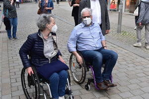 Bild vergrößern: Marion Tiede und Ottmar von Holtz in der Fußgängerzone